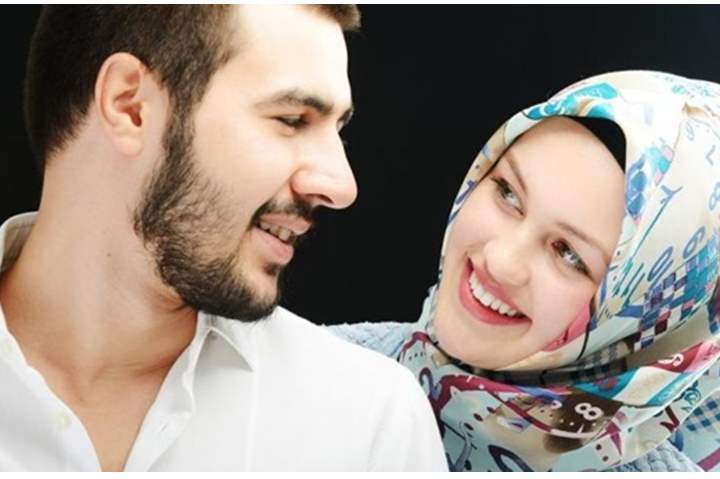 استشارية توضح دلالة تقبيل الزوجة لرأس ويد زوجها