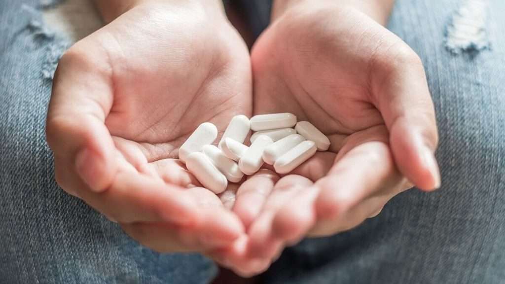 هل إساءة استخدام المسكنات والأدوية تسبب الإدمان؟
