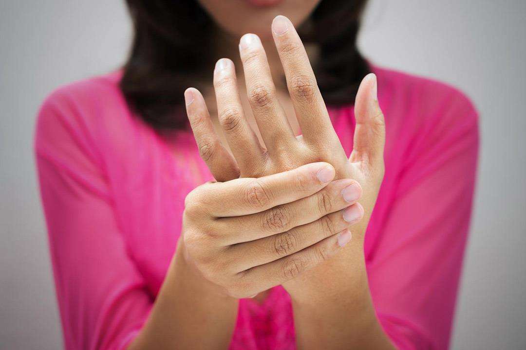 هل عادة طقطقة الجسم مفيدة؟ .. وهذه الممارسات تسبب مضاعفات خطيرة