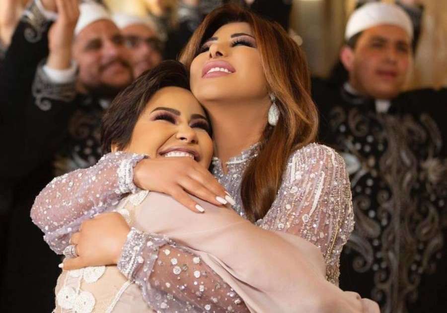 نجوى كرم تبارك لشيرين عبد الوهاب في أول حفل لها منذ إعلان طلاقها .. فما السبب؟