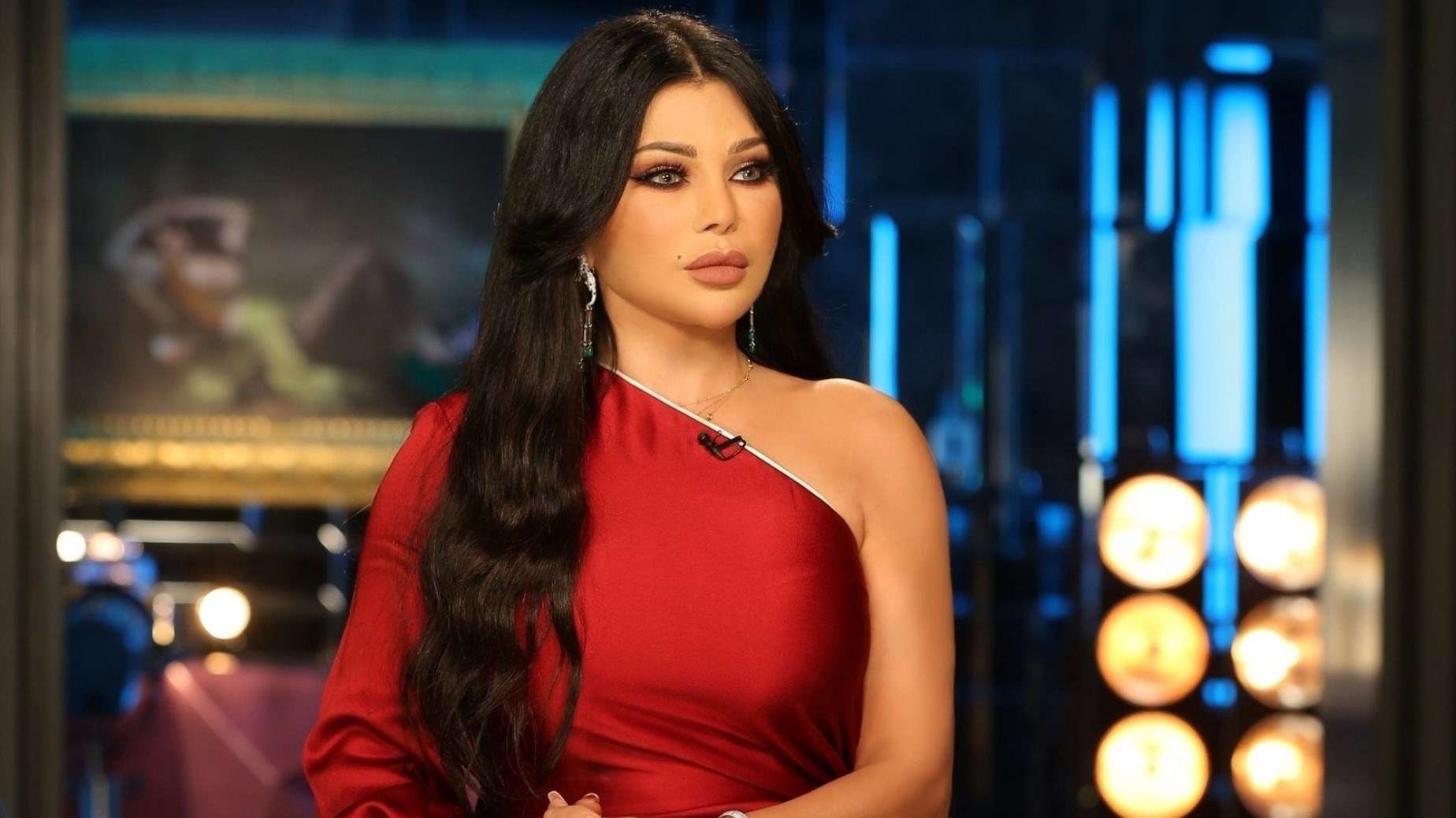 ماذا فعلت هيفاء وهبي بعد اقتحام معجب المسرح؟ (فيديو)