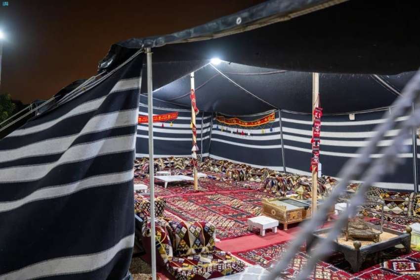 رحلات التخييم ببيوت الشعر في الشتاء.. عمق البادية والصحراء وتراثاً حياً لا يستغني عنه السعوديين