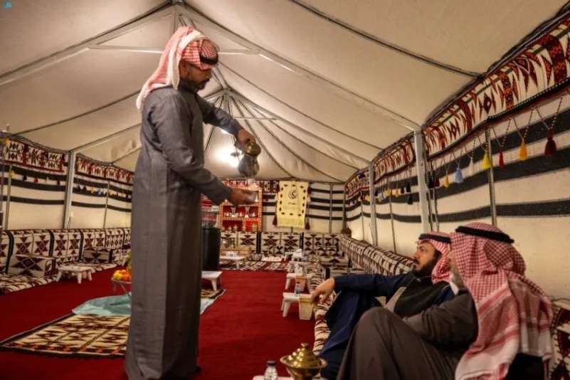 رحلات التخييم ببيوت الشعر في الشتاء.. عمق البادية والصحراء وتراثاً حياً لا يستغني عنه السعوديين