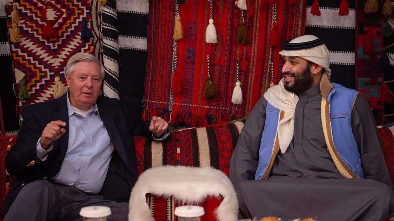 ولي العهد يجتمع مع السيناتور الأمريكي ليندسي غراهام لبحث تطورات الأوضاع الدولية