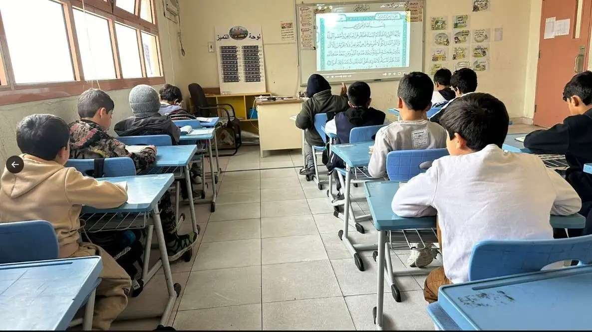 عودة الطلاب لمقاعدهم الدراسية بعد انتهاء إجازة منتصف الفصل الدراسي الثاني