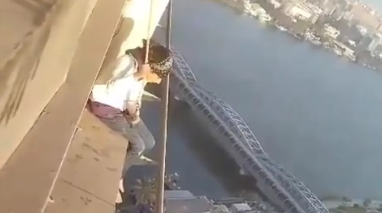 الفتاة أعلى الفندق