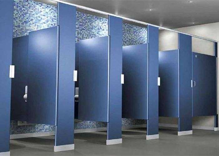 أبواب الحمامات العامة قصيرة