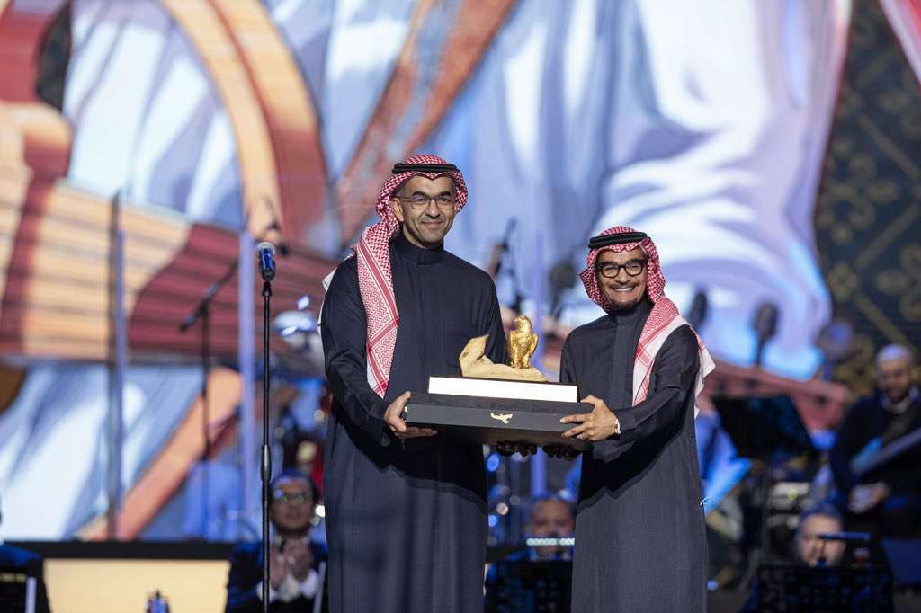 أبرز لقطات حفل رابح صقر في موسم الرياض 2023.. تكريمه بصقر من ذهب ورسالة محمد عبده