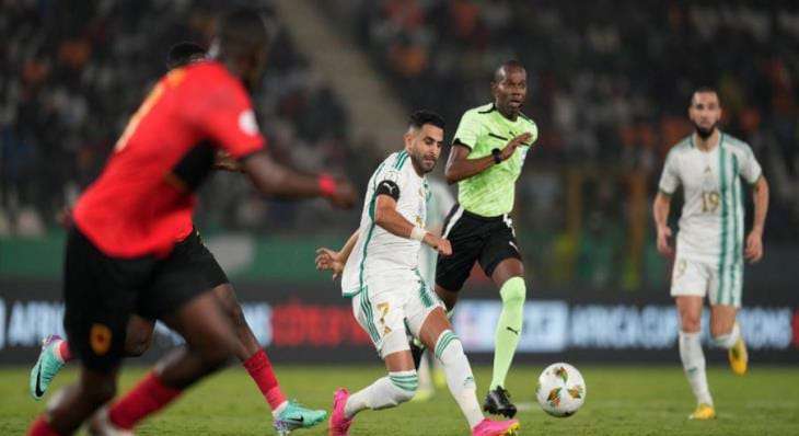 رياض محرز خلال مباراة سابقة لمنتخب الجزائر