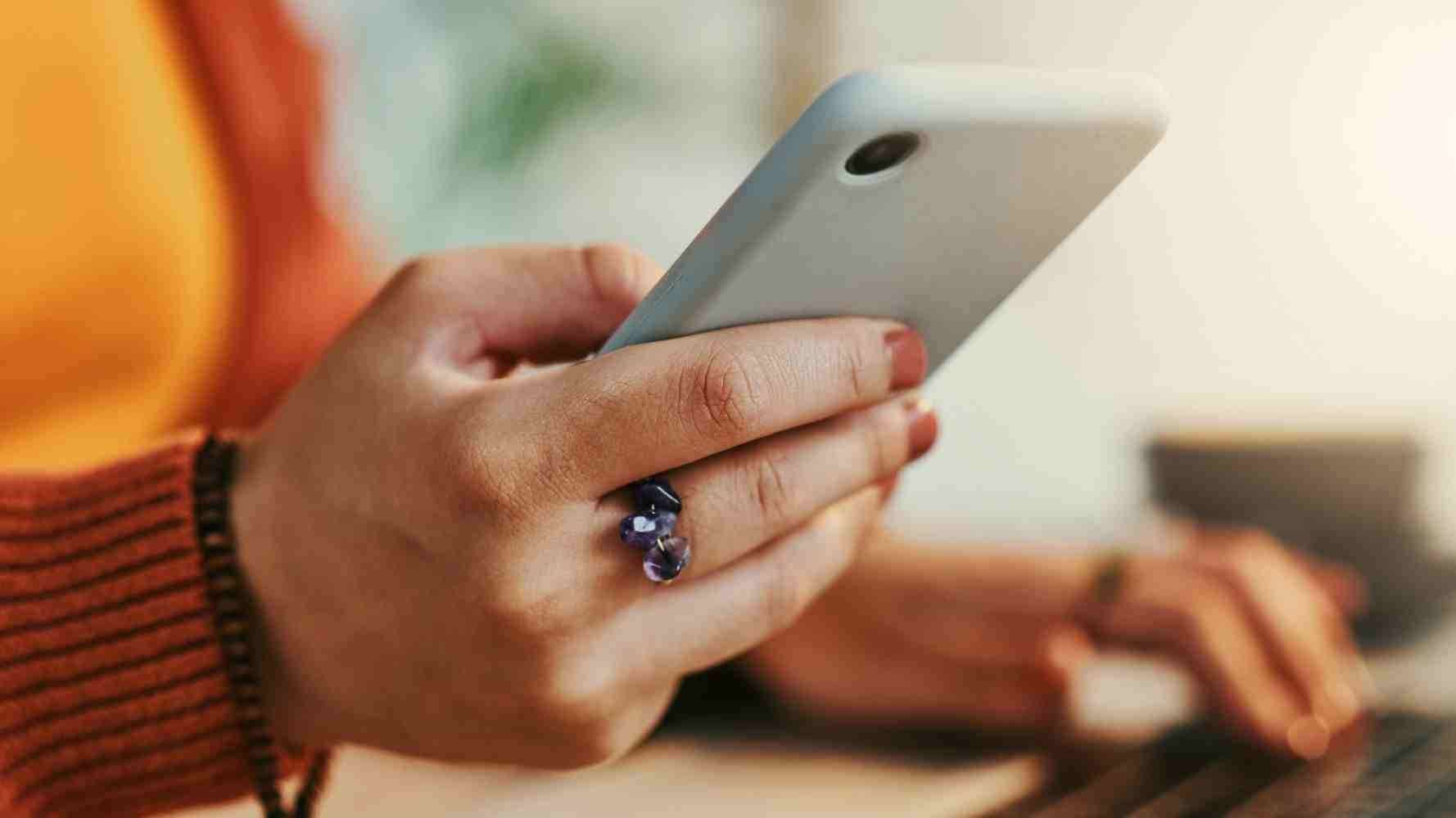 هل يمكن استخدام مستشعر الإضاءة بالهاتف للتجسس دون تشغيل الكاميرا؟