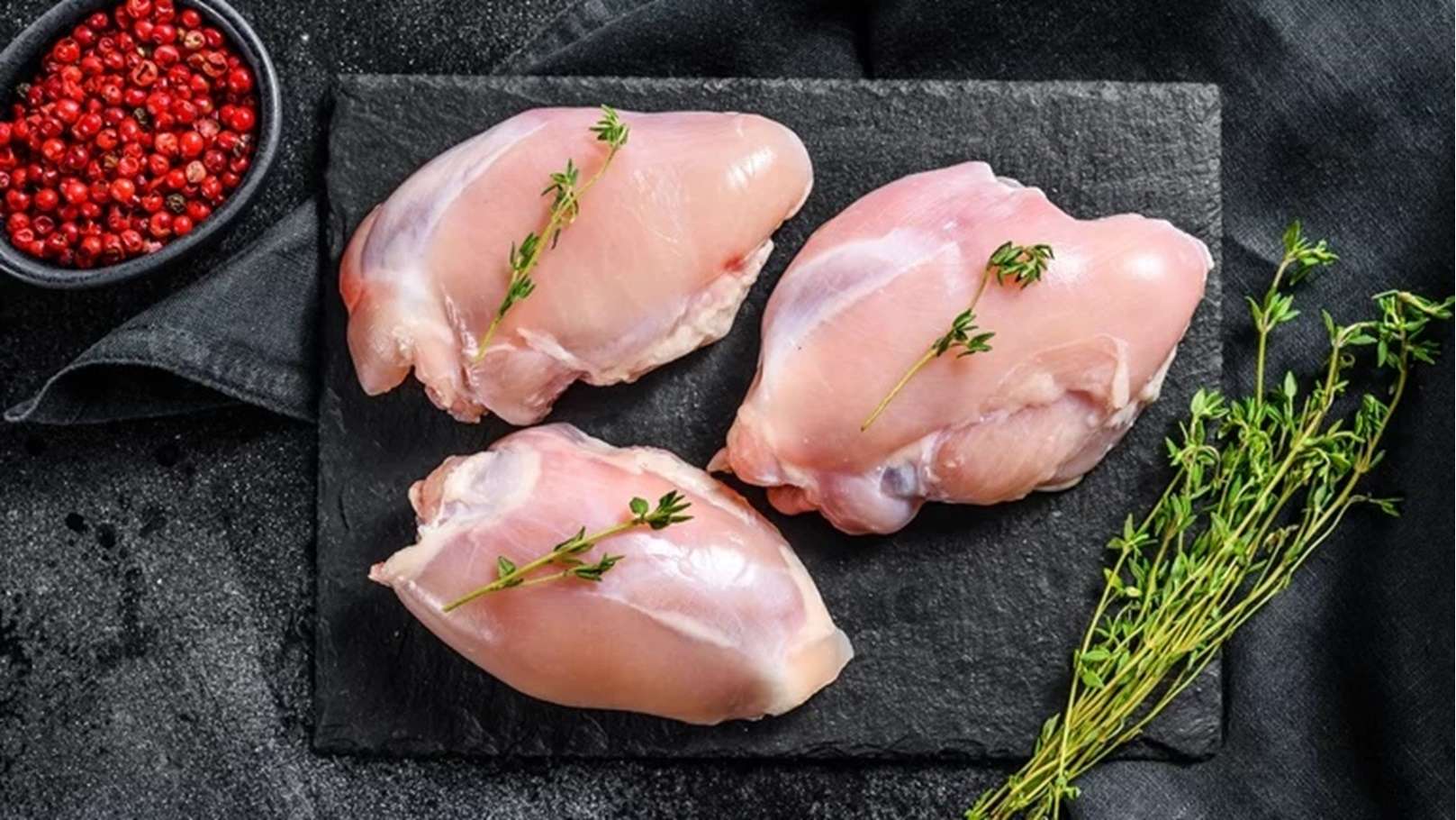 بكتيريا خطيرة قد تصيبك.. احذر من طهي الدجاج جزئيًا