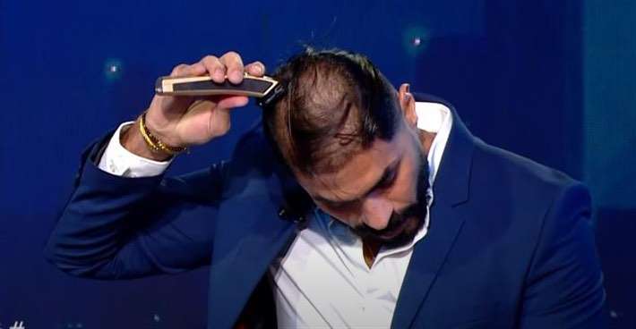 خالد سليم يحلق شعره على الهواء