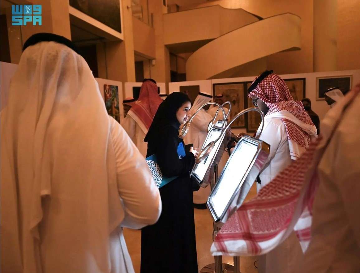 مشاركون في ملتقى جازان الشعري يشاهدون أعمال متناهية الصغر