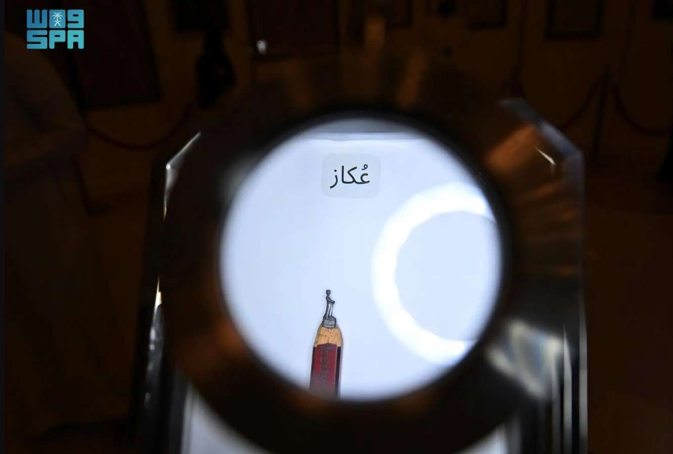 مشاركون في ملتقى جازان الشعري يشاهدون أعمال متناهية الصغر