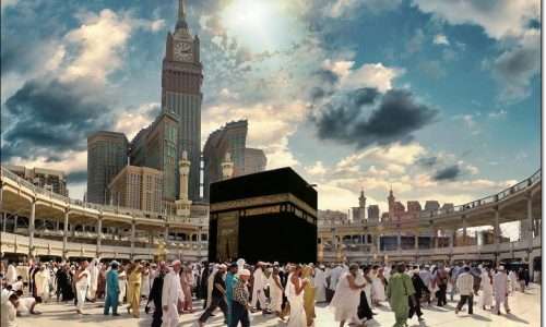 معتمرين يؤدون مناسك العمرة
