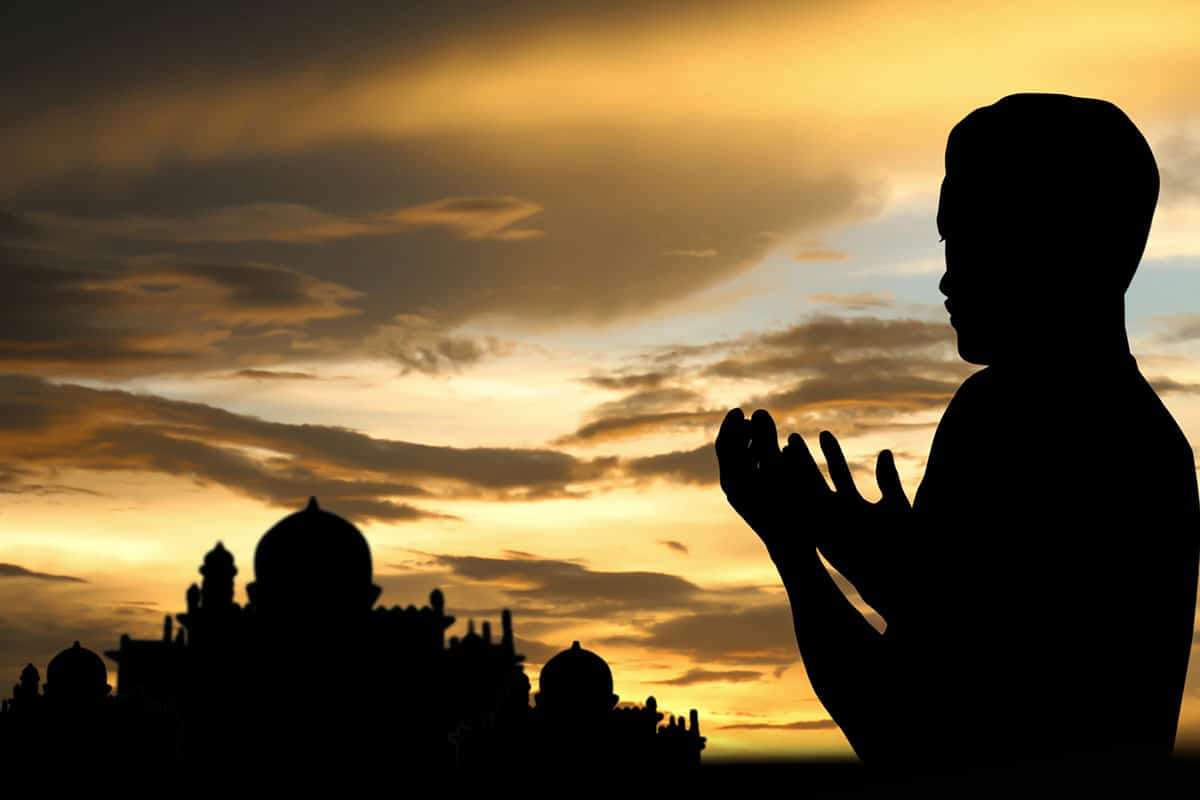 شخص يتضرع إلى الله بالدعاء