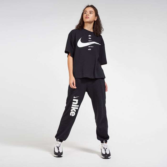 العلامات التجارية على يسار الملابس