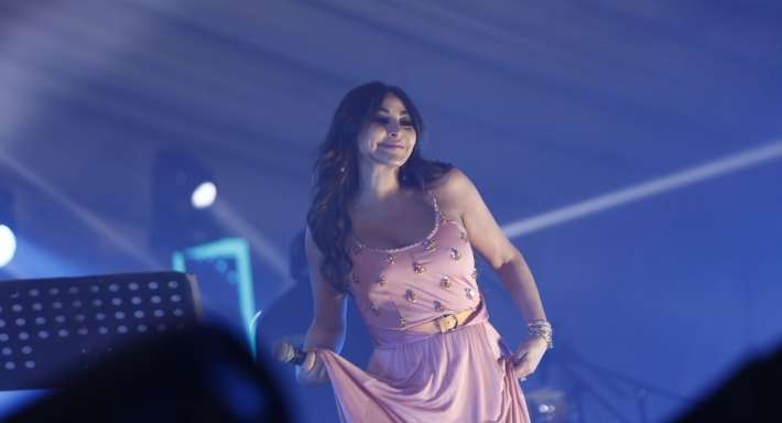 إليسا حافية القدمين