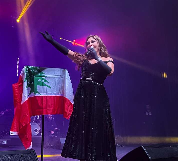 إليسا حافية القدمين