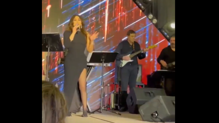 إليسا حافية القدمين