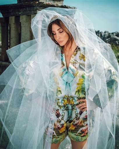 إليسا حافية القدمين