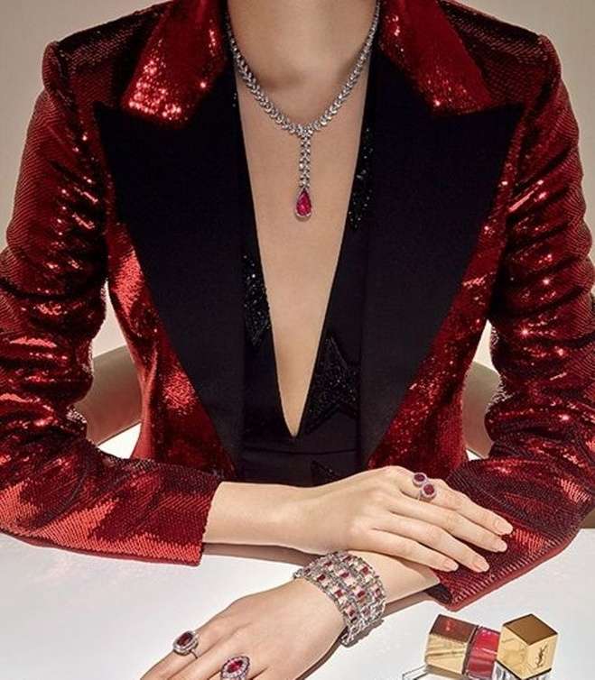 مجوهرات باللون الأحمر