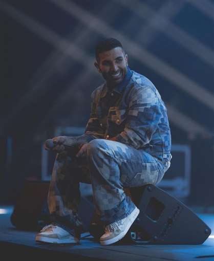 إطلالة أحمد سعد على موقع Louis Vuitton