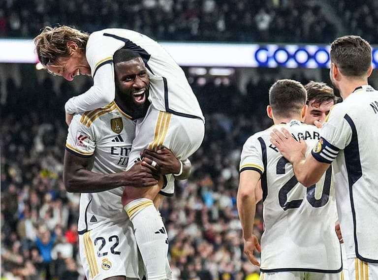 روديجر مع لاعبي نادي ريال مدريد الإسباني