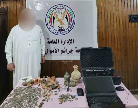رجل الأعمال بحوزته القطع الأثرية