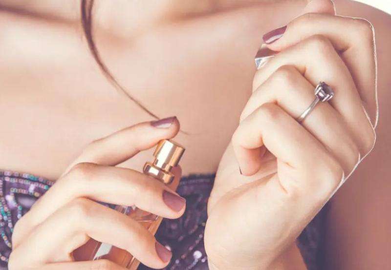 حيلة الفازلين لإطالة تأثير العطر