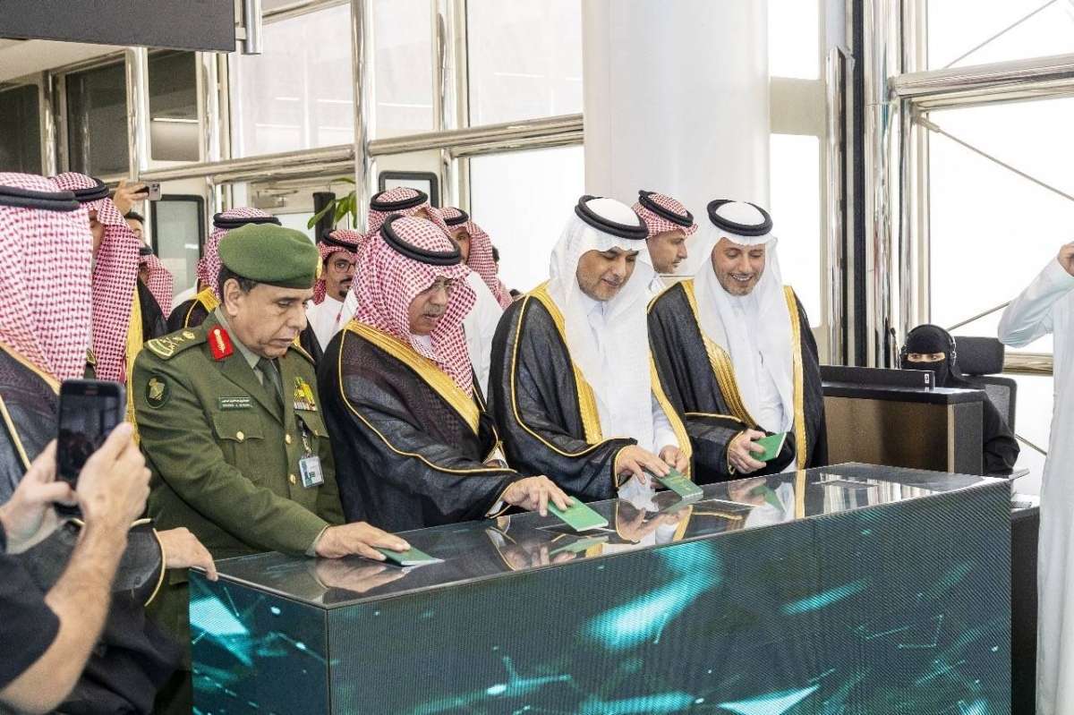 لتوطين التكنولوجيا وعملًا برؤية 2030.. تدشين أول خدمة ذاتية للجوازات على مستوى المملكة بمطار الملك خالد الدولي