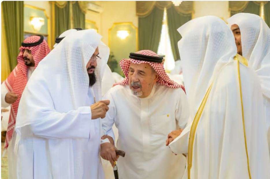 "السديس" و"المعيقلي" يُقبّلان يد خطاط المصحف عثمان طه