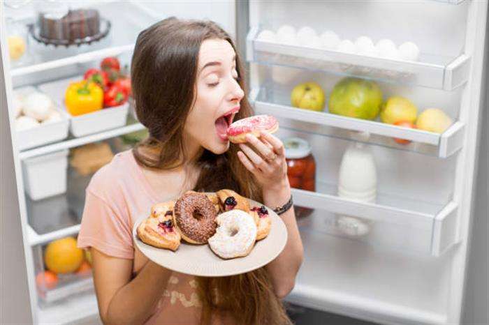 حياة الوحدة وزيادة الرغبة في تناول السكريات