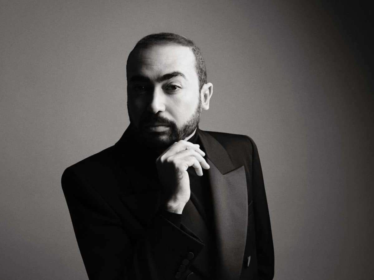 المصمم السعودي محمد العشي يصمم الزي الرسمي لطاقم الطائرة في طيران الرياض