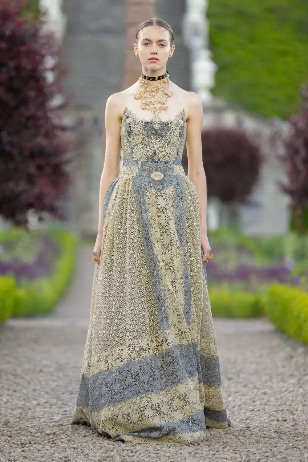 بعد غياب 70 عاما.. دار Dior العريقة تعود إلى اسكتلندا بعرض أزياء مميز