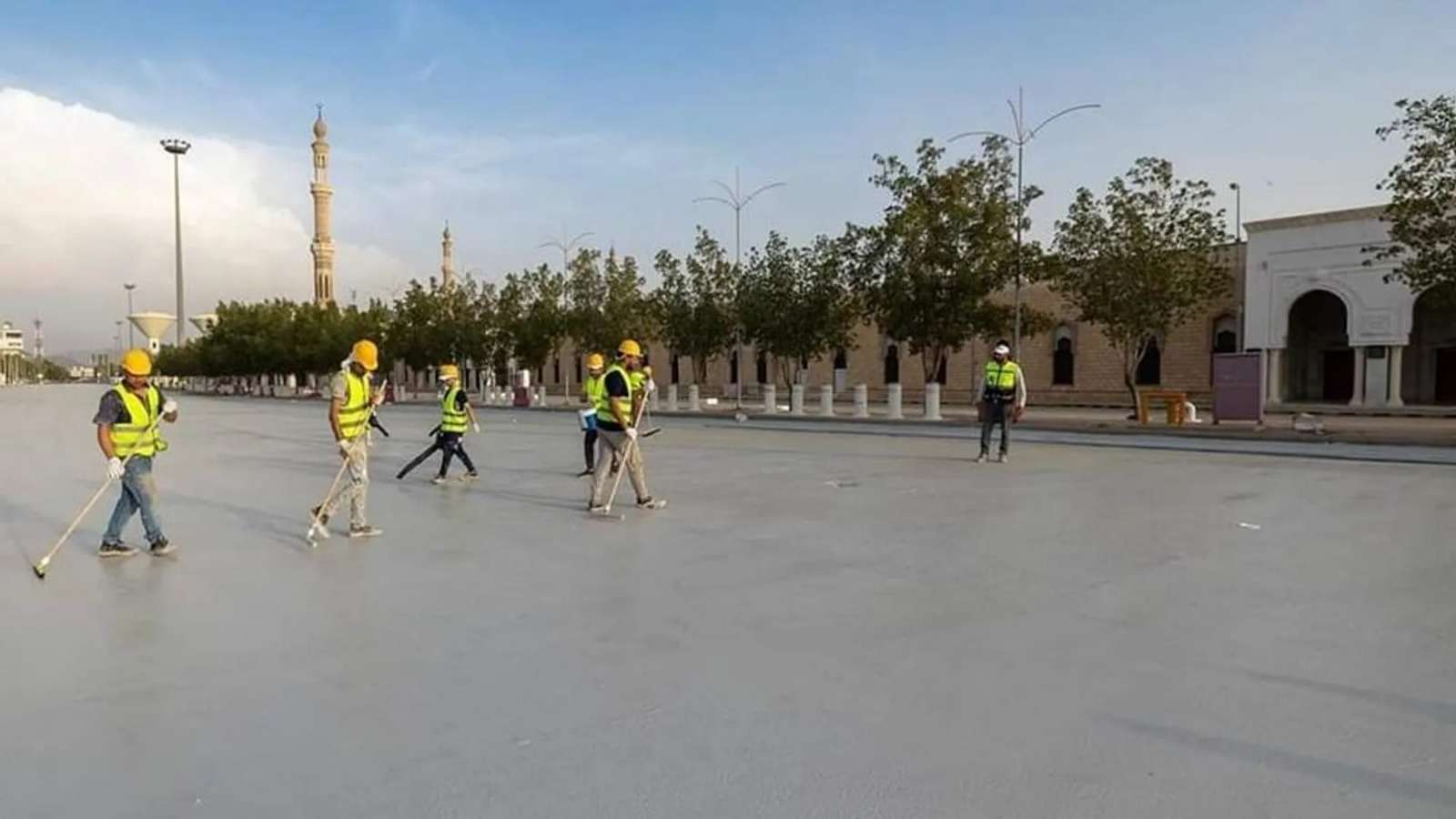 طلاء الأسطح الإسفلتية المحيطة بمسجد نمرة