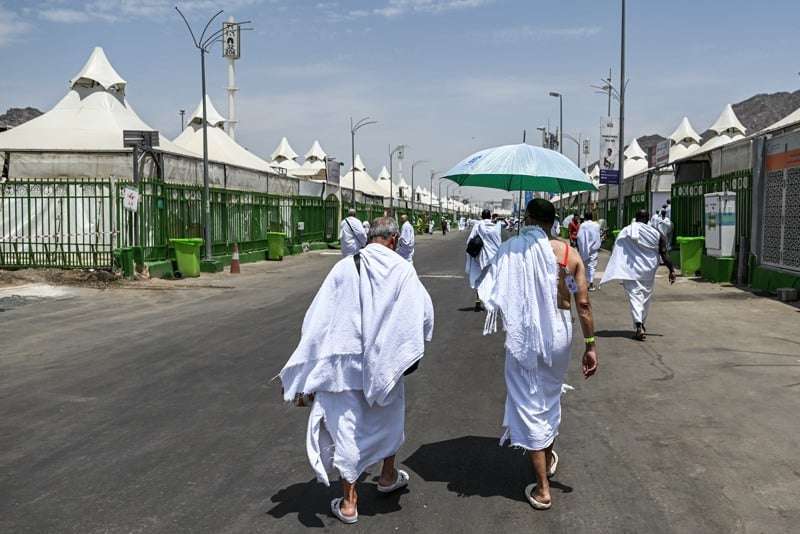 طلاء الأسطح الإسفلتية المحيطة بمسجد نمرة
