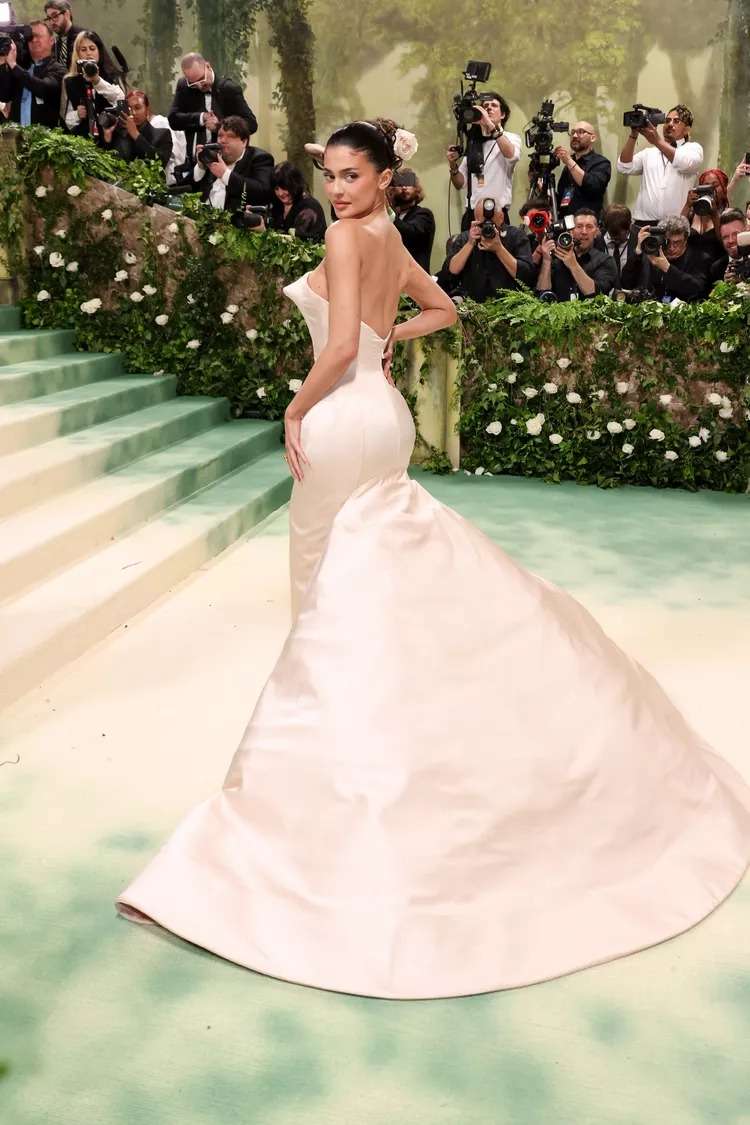 إطلالات مميزة وأنيقة لليلة الزفاف من  حفل Met Gala 2024