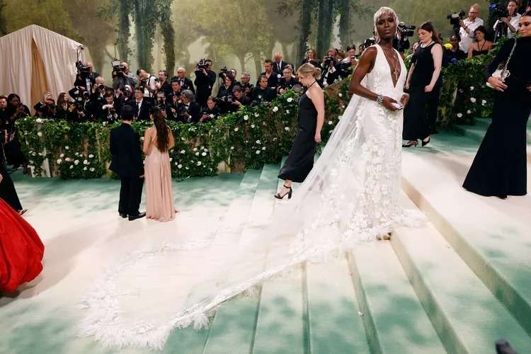 إطلالات مميزة وأنيقة لليلة الزفاف من  حفل Met Gala 2024