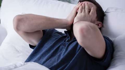 أسباب الاستيقاظ المتكرر ليلًا
