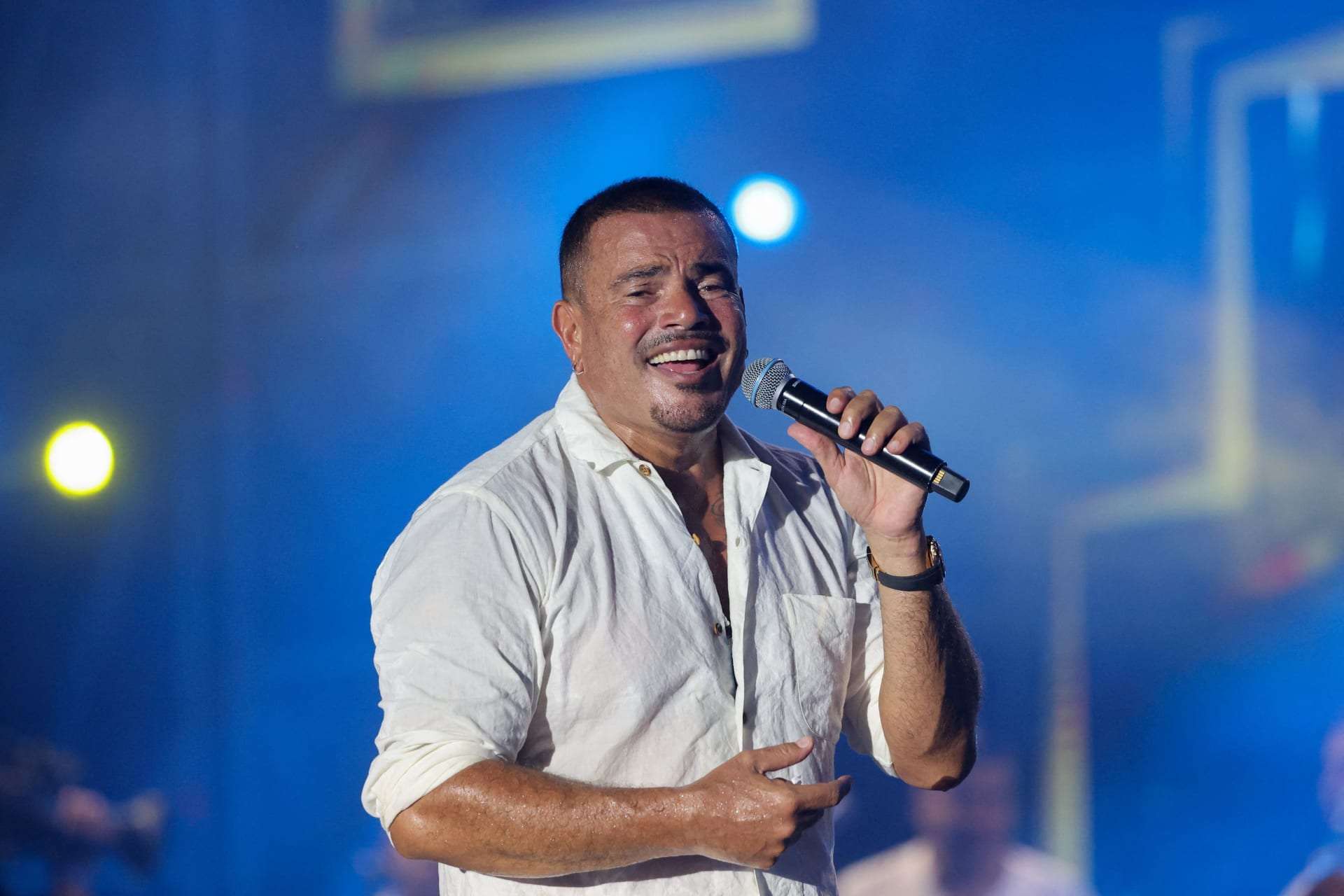 تقدم ببلاغ.. أخر تطورات حادث عمرو دياب مع الشاب صاحب واقعة الصفع
