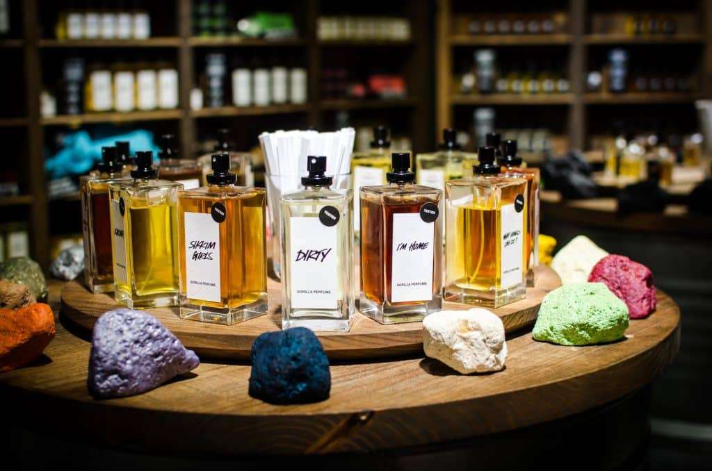 العطور مقابل معطر الجسم.. ما الفرق؟