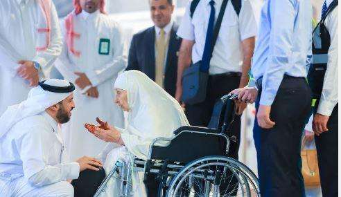 أكبر حاجة تصل الأراضي المقدسة.. السلطات تستقبلها بأطواق الورود