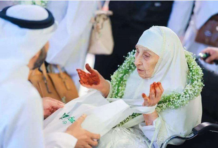 أكبر حاجة تصل الأراضي المقدسة.. السلطات تستقبلها بأطواق الورود