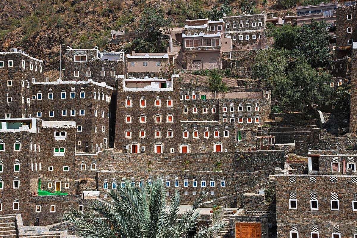 الجغرافيا تحتضن التاريخ.. قرية رجال ألمع تحكي أسطورة سعودية
