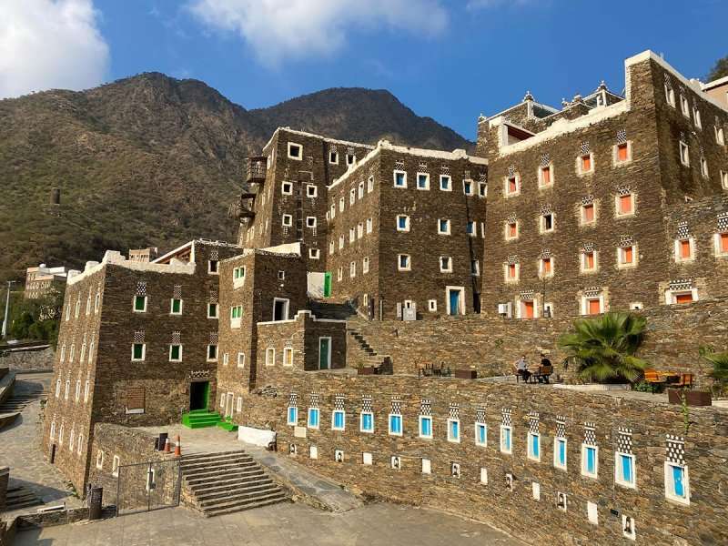 الجغرافيا تحتضن التاريخ.. قرية رجال ألمع تحكي أسطورة سعودية