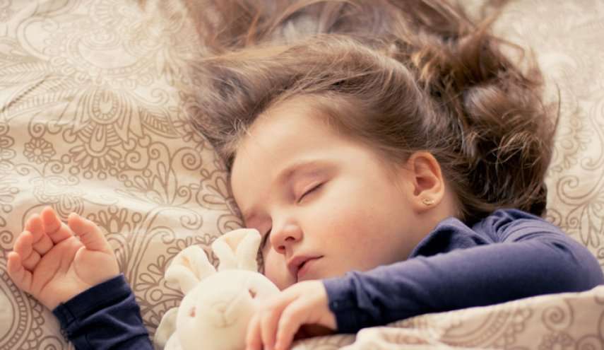 كم ساعة نوم يحتاج طفلك؟ دليل شامل لاحتياجات النوم حسب العمر
