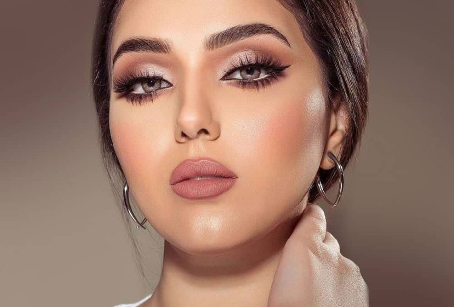 تطبيق مكياج خفيف مناسب لليوم الوطني الـ93 .. بالخطوات